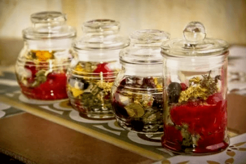 Zeliščne infuzije in čaji so eno od načinov tradicionalne medicine v zgibnih patologijah